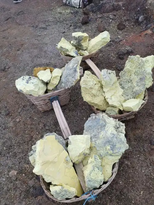 矿工采集的硫磺石