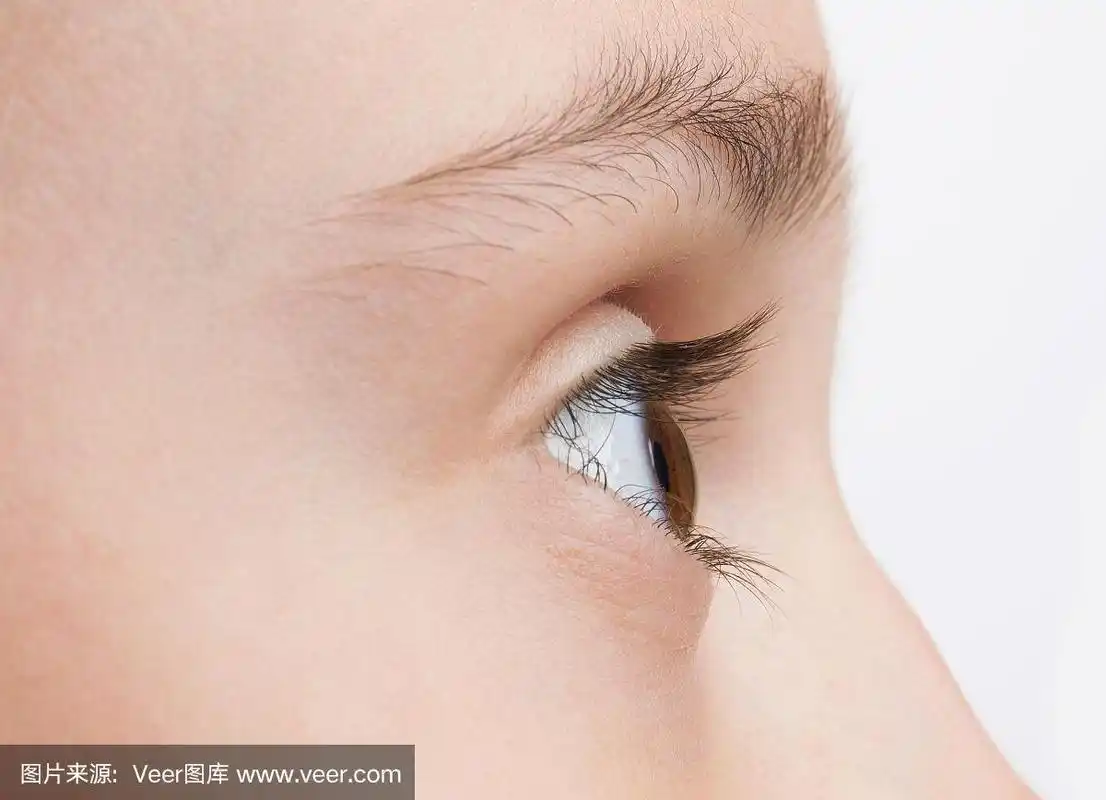 这是孩子的侧面脸,有眼睛和鼻子