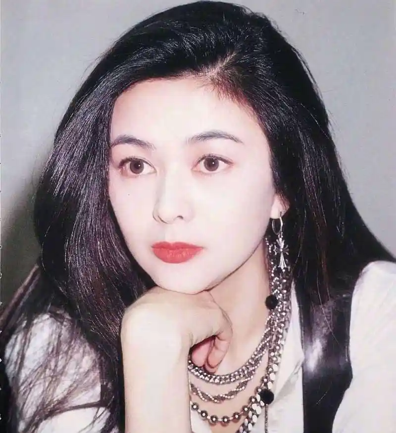 白皙,大部分女星都是自然肤色,当然也有那种天生肤白的,比如关之琳