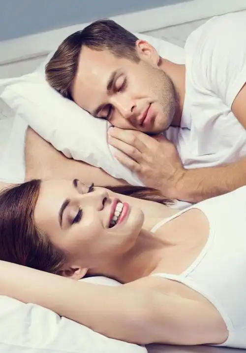 甜蜜的情侣在睡觉图片-躺在在卧室床上睡觉的年轻夫妇素材-高清图片