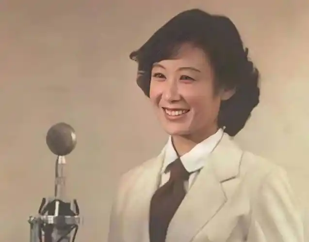 军港之夜苏小明23岁成名33岁嫁法国人如今她怎样了