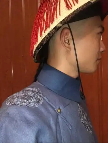 推了光头,体验就是三天要用刮胡刀刮一次,长得蛮快的,出门都要戴帽子