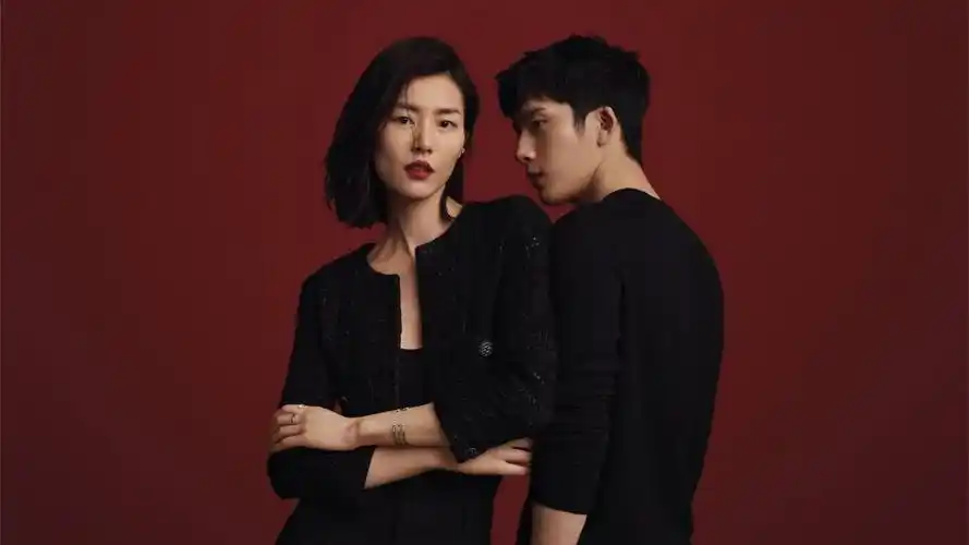 刘雯 x 井柏然而胡歌,刘雯街头演绎浪漫邂逅魅力胡,和时尚雯合体的