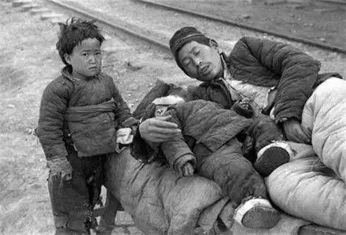 1942年河南饥荒有多惨150万人被饿死这组老照片让人不忍直视