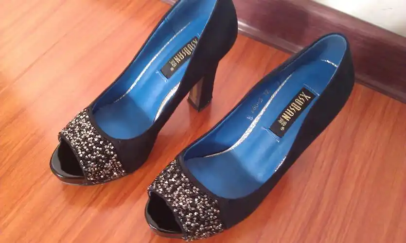 5成新的黑色鱼嘴鞋