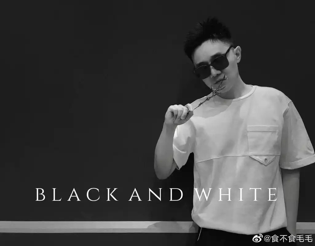 配音演员吴磊 毛毛老师发了自己的照片,今天是帅哥一枚,眼睛 - 抖音