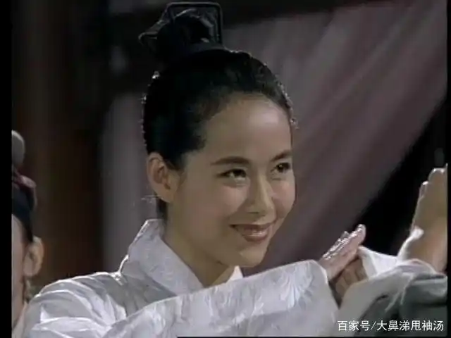 最近,"许仙"的扮演者叶童,在社交平台上晒出动态,视频中的她站在路边