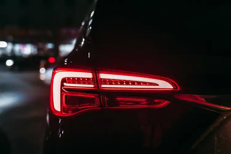 夜色中的汽车尾灯