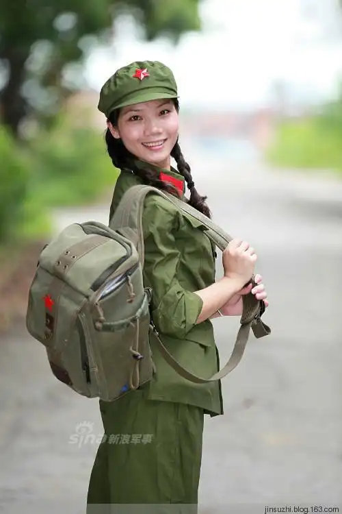 总感觉哪里不对劲?着65式男干部军服的女模特