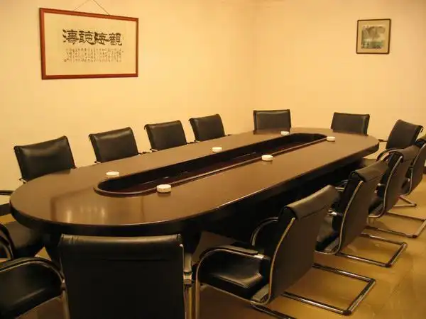 会议桌布置办公椅办公桌椅凳办公家具现代风格会议室布置装修图片现代