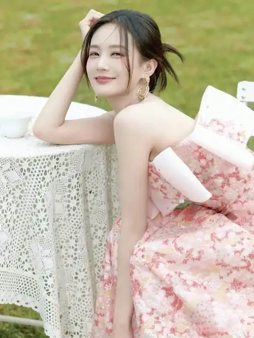 李一桐和李沁长得好像!