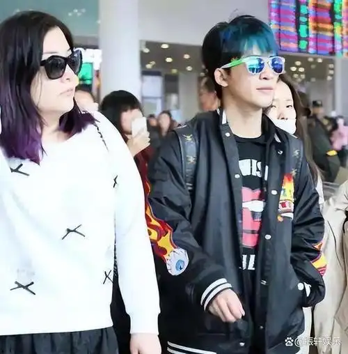 2001年,歌手大张伟举办生日宴,豪摆15桌,可等到去结账时却发现没带