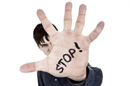 男人拒绝的手势照片