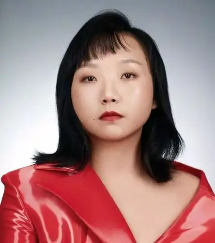 辣目洋子出击时尚圈着橘黑撞色夸张长裙出镜双妹妆抢眼