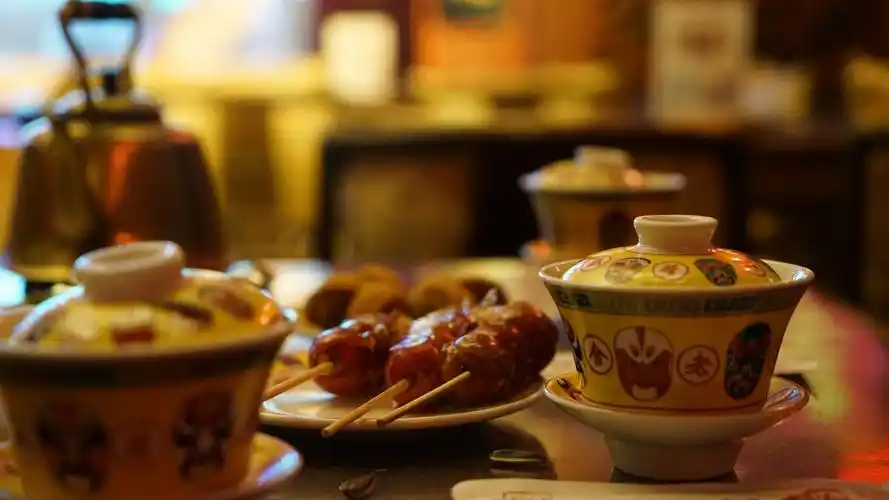 来北京去老舍茶馆喝着大碗茶听戏看表演可是少不了的行程.