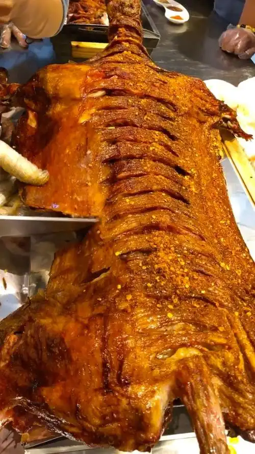 山东烤全羊开吃,味道太香了!