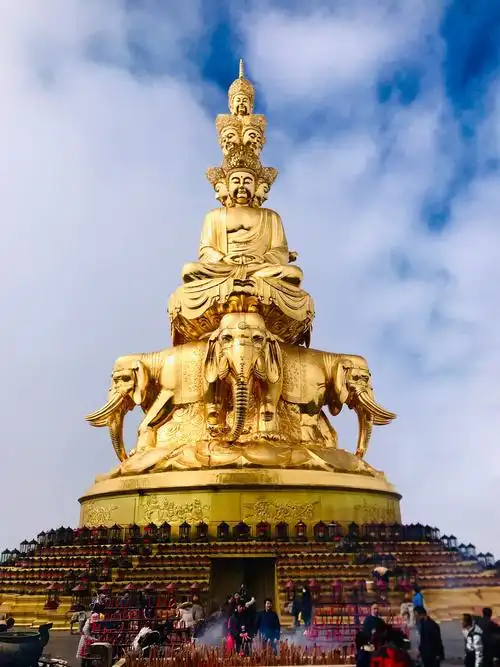 信仰的力量,我们离开的第二天导游发来的金顶 法会后惊现佛光的奇观.