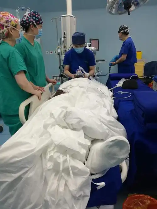 登巴巴被推进手术室