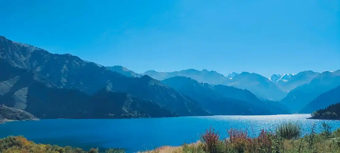 海绵宝宝:你看,万里无云的天空飘着一朵云!