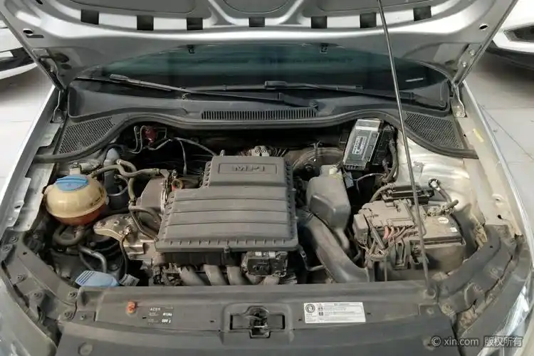 大众polo发动机舱