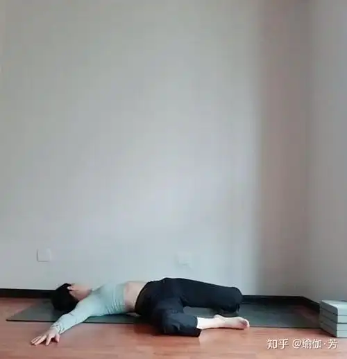 瑜伽体式精讲100讲初级瑜伽体式第99式鳄鱼扭转45式