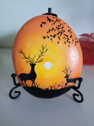 不觉喜欢上了画石头画,一块块石头经过一笔一划,成为了一副美丽的风景