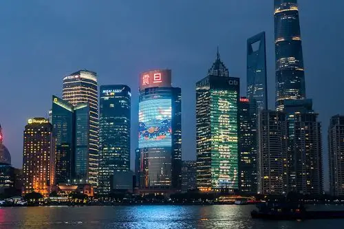 2020年9月9日,上海入夜时分,陆家嘴地标"外滩之窗"和震旦大厦的大屏幕