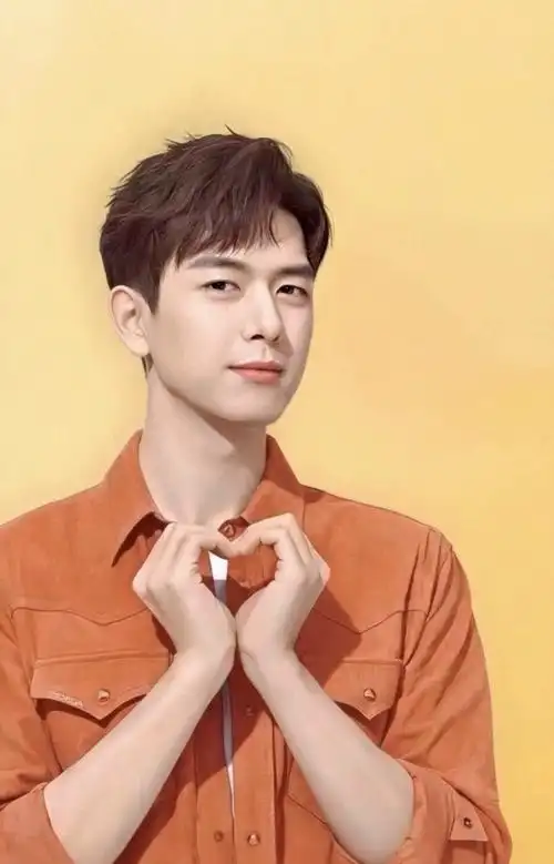 原创李现最新的大片实在太温柔!禁欲系衬衫配可爱小表情,实力反差萌