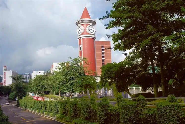 p>岭南师范学院(lingnan normal university),简称"岭南师院",位于