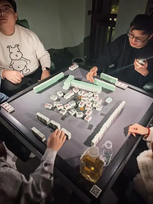 打麻将真有瘾的已经打了4个小时了,时间到了,灯都关了,还有一圈没打完