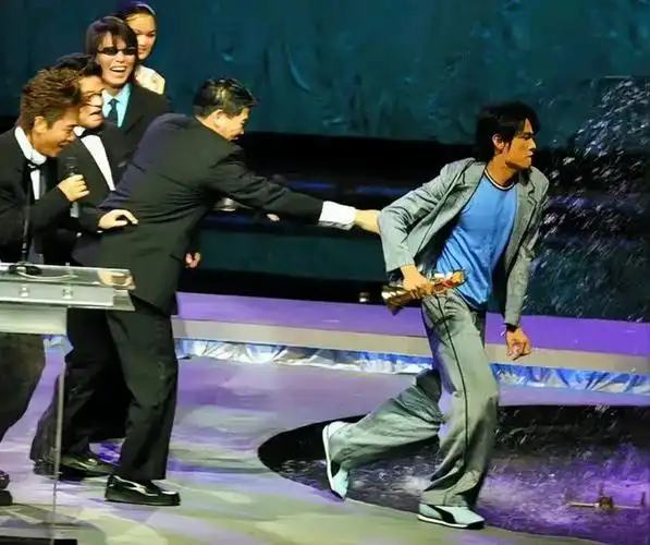 2001年22岁周杰伦获得金曲奖的照片兴奋地跳进舞台中央水池里