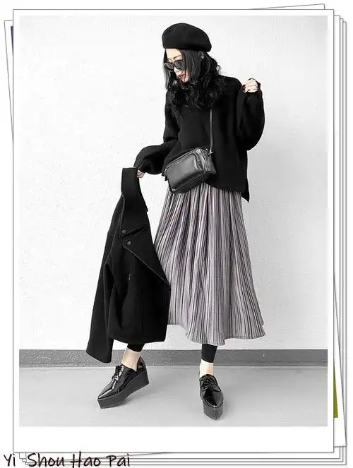 明亮的浅灰色百褶裙与稍深的灰色针织衫搭配.领口很长,包裹在脖子上.