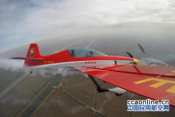 福航特技飞行队携中国红xa42亮相2016珠海航展