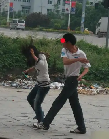 实拍当街打老婆的恶男