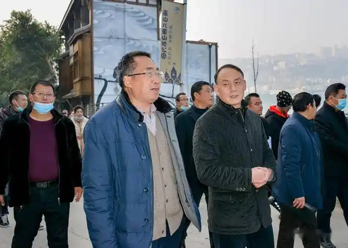 投资打造民宿,特色餐饮,手工作坊等项目,陶元等当地企业家在考察现场