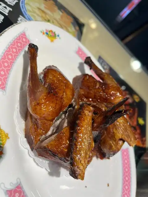 忍不住停下脚步欣赏一下美丽的夜景 站在天桥上看灯河…星爸爸美罗城