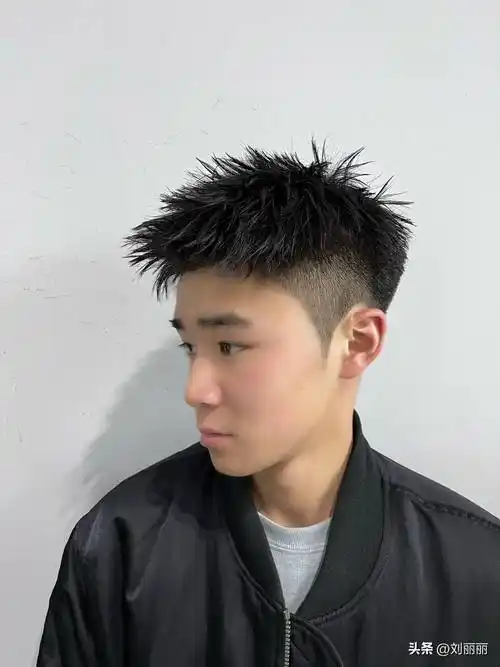 从复古的背头到现代的碎发,从简约的短发到华丽的卷发,每一种发型都