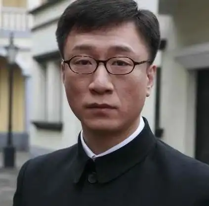 孙红雷出道已经很多年了,年轻的时候也是一个帅小伙子,如今已经成了