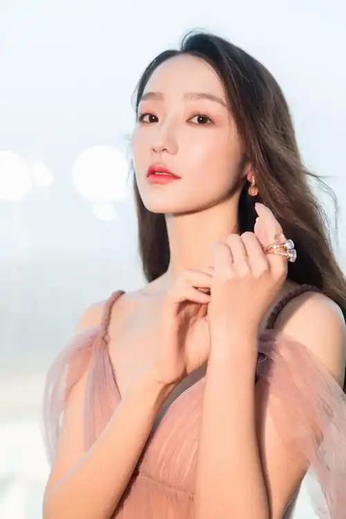 今年,青年演员肖燕也受邀出席了国剧盛典,并凭借2020年夏天热播的电视