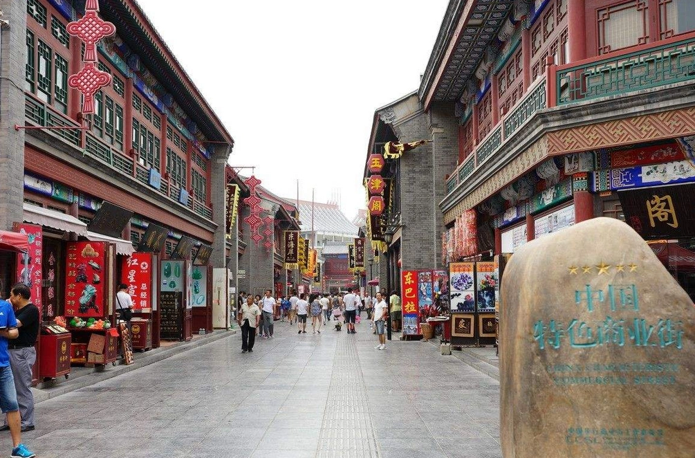 天津人气颇高的步行街,是全市人口最稠密地区,堪称天津商业中心