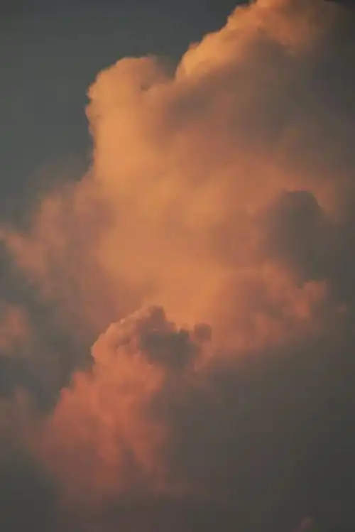 假期快乐与山顶的最后一个黄昏吻别