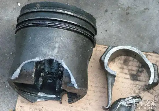 连杆的瓦盖在拆卸后可以看出没有较大变形,其中一条连杆螺栓在