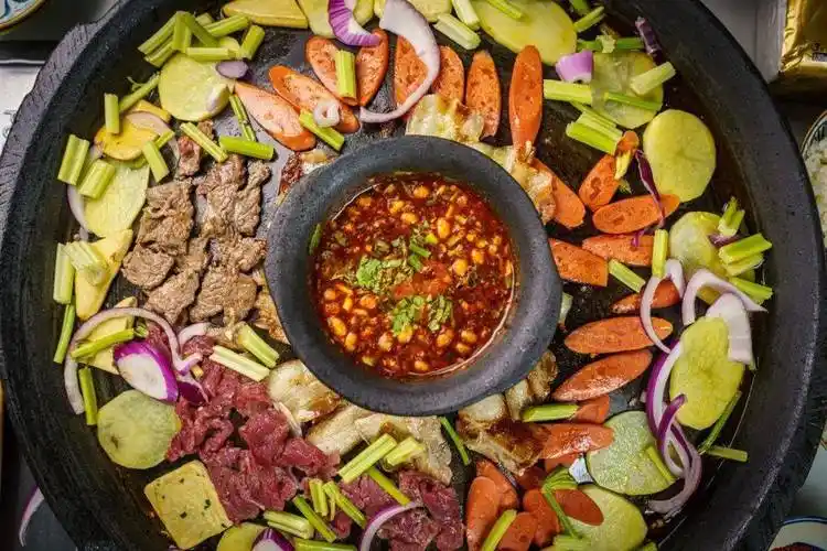 配上特色蘸料……啧啧啧啧,想想都馋啊~来自贵州的烙锅与一般的铁板烧