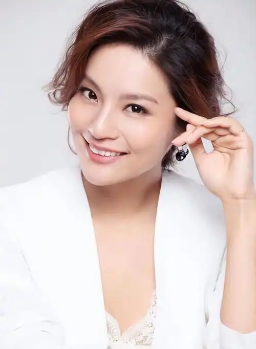 女主持人孟盛楠:24岁入央视,36岁登上春晚,如今41岁仍单身未婚