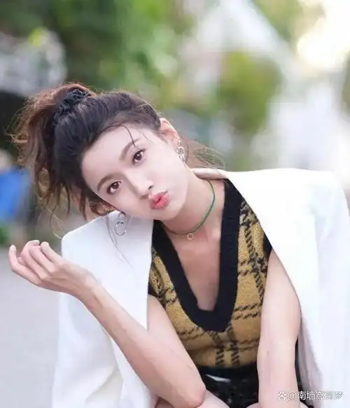 蔡思贝广州行引发热议,清纯形象与负面标签的碰撞