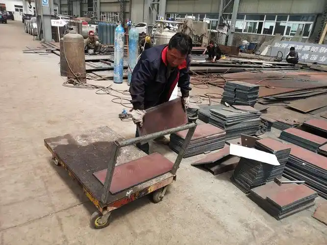 铆工师傅在研讨尺寸,决定好了自己搬小料划尺寸