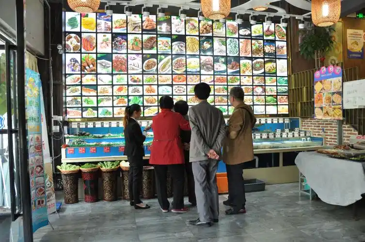 上海市嵩山中学六三届初中二班在老好人饭店聚会