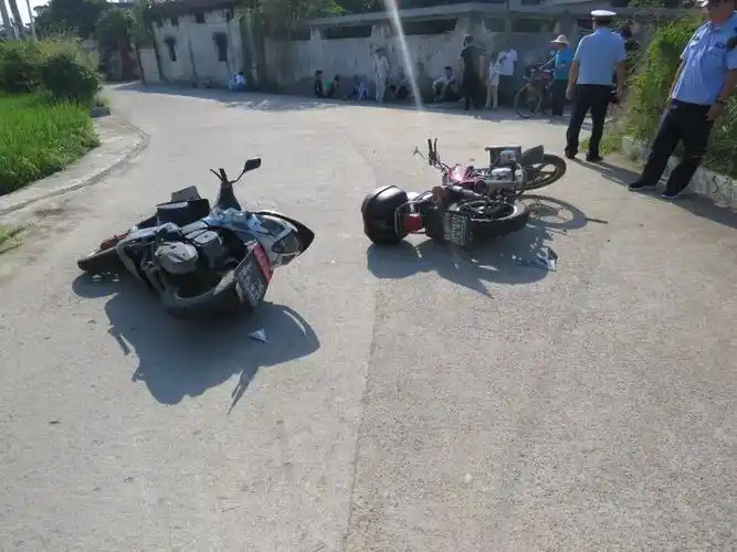 警醒蕉岭实验中学城镇中学学生骑摩托车出车祸导致多人受伤