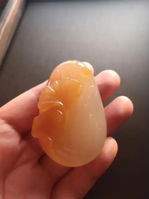 黄龙玉银杏叶毛衣链吊坠