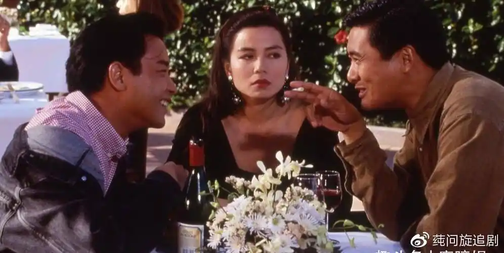 一身低v的钟楚红身材颜值依旧在线曾拒绝刘德华成龙的追求